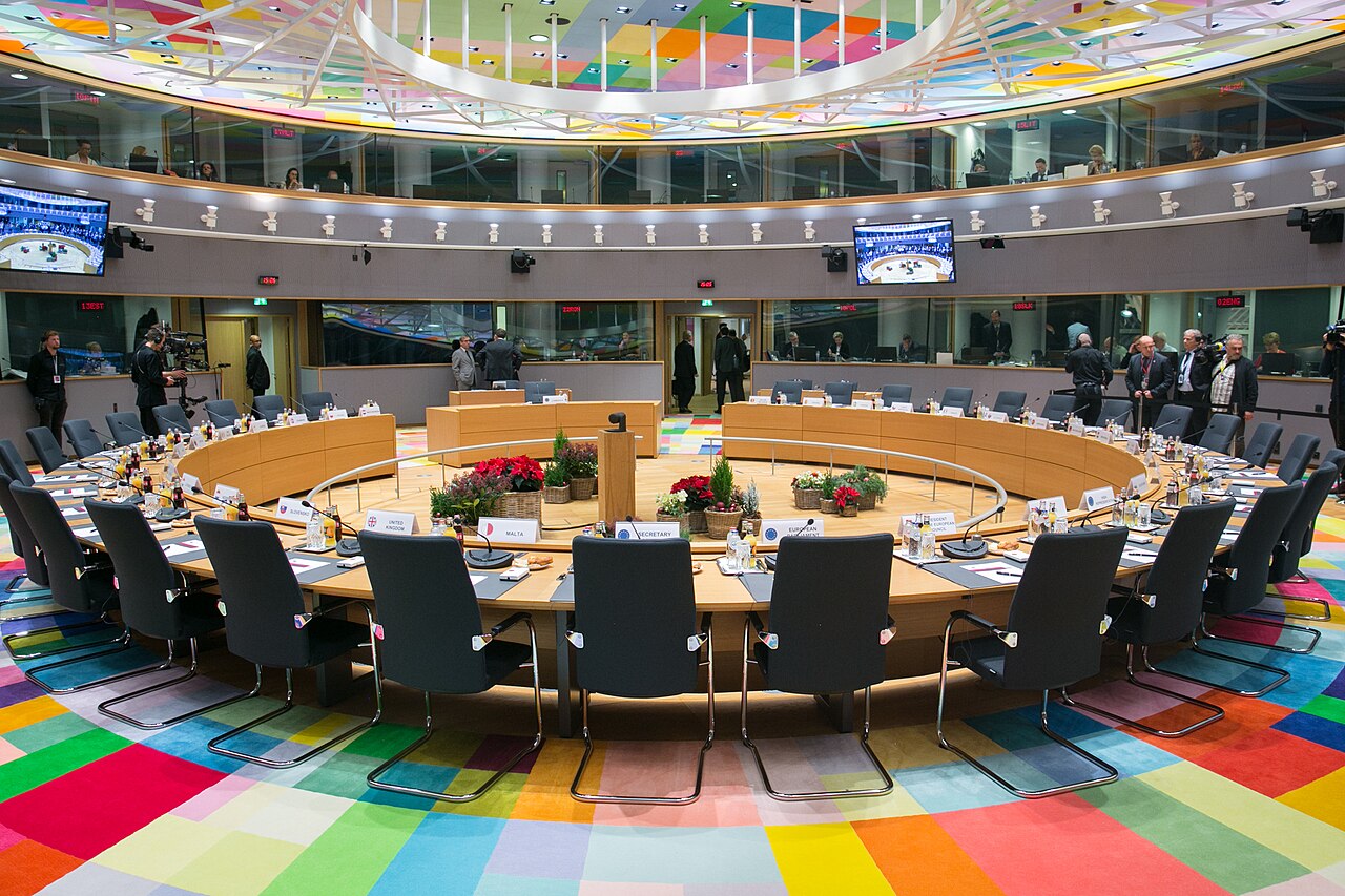 Mesa de reuniones del Consejo Europeo. Fuente: https://es.wikipedia.org/wiki/Consejo_de_la_Uni%C3%B3n_Europea